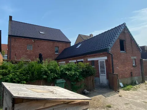 Startfase van de totale dakrenovatie: het oude dak wordt gestript tot op de structuur