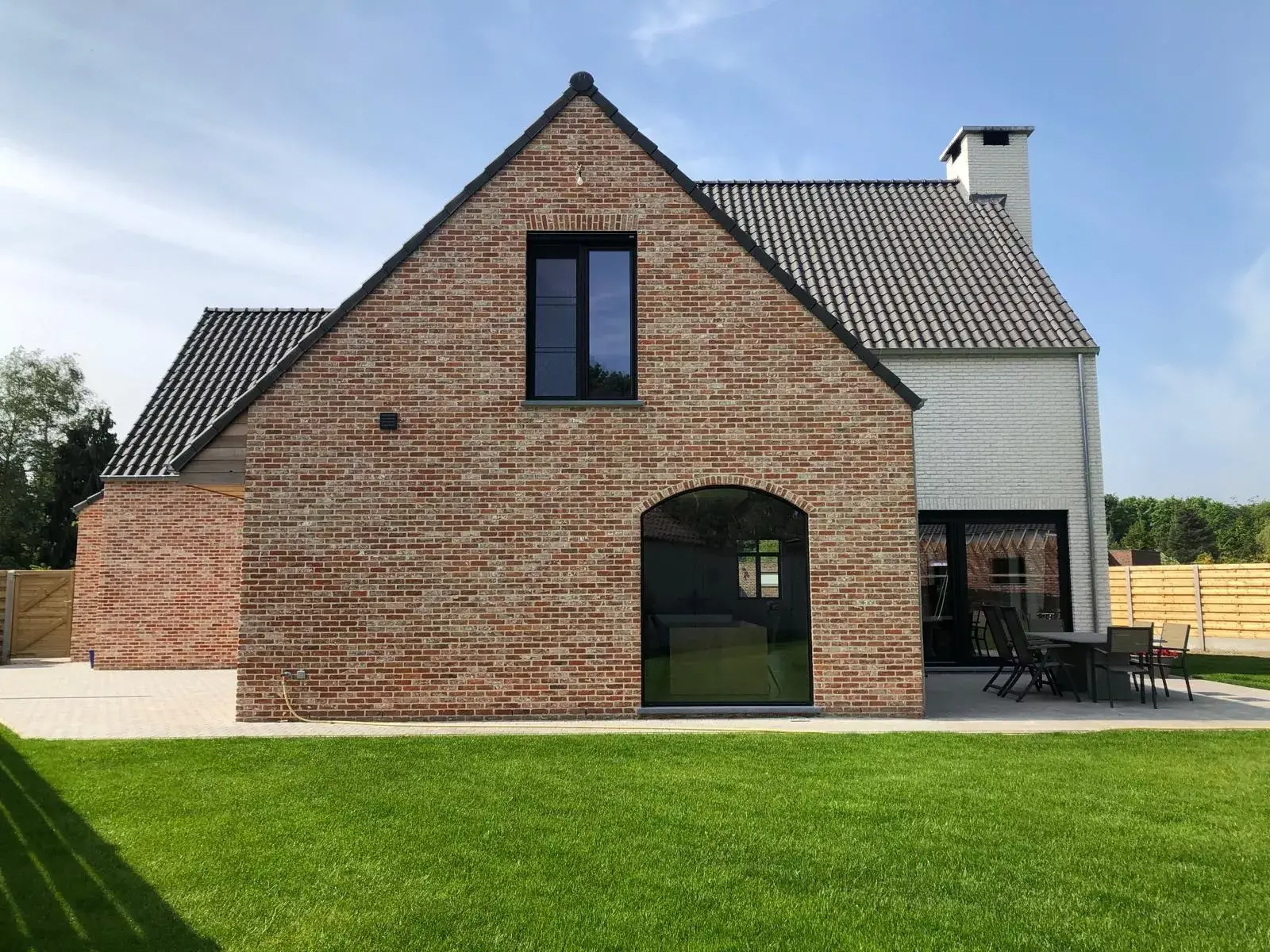 Dakbedekking wordt geplaatst op het nieuwbouwdak in Dessel