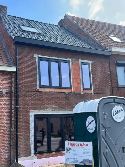 Dakwerken in uitvoering bij het renovatieproject in Oud-Turnhout