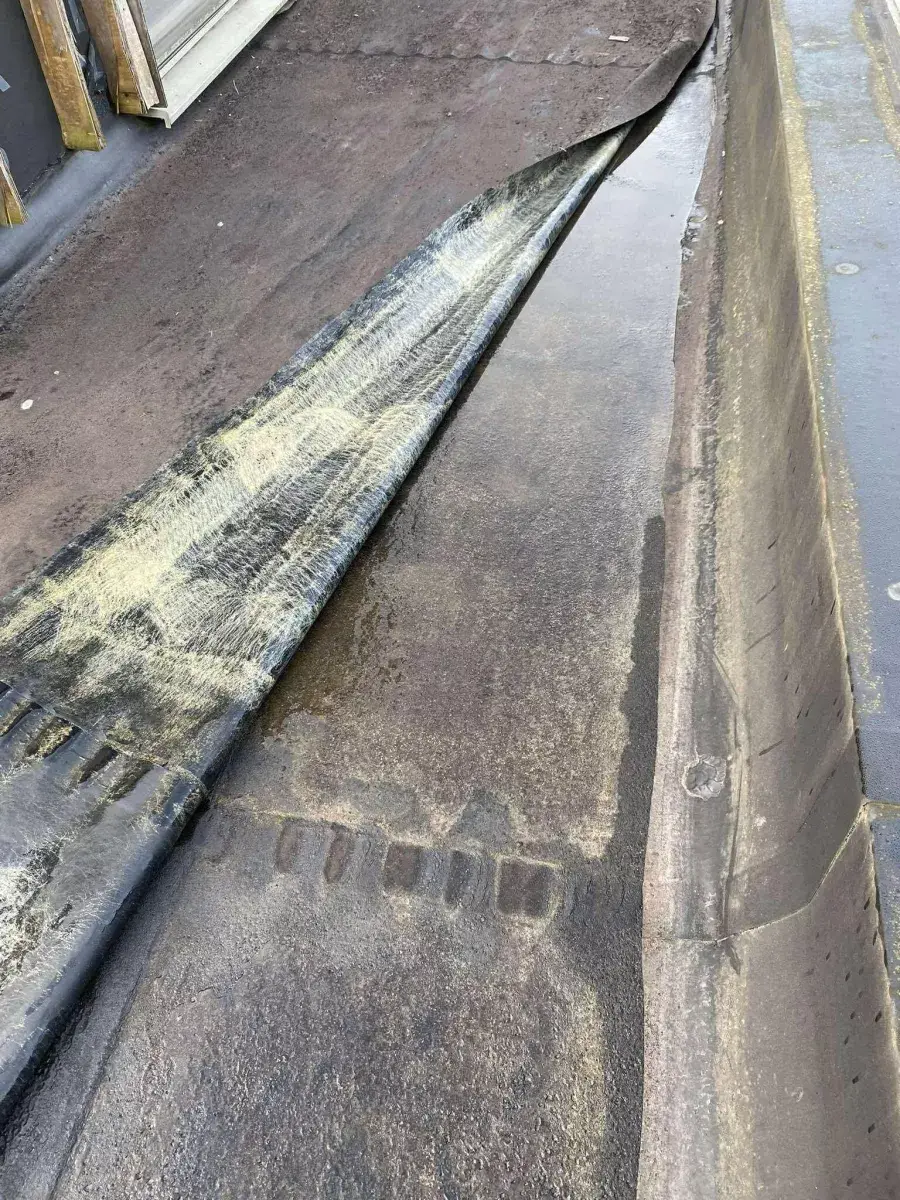 Afgewerkte EPDM-dakbedekking met nette rand- en hoekdetails