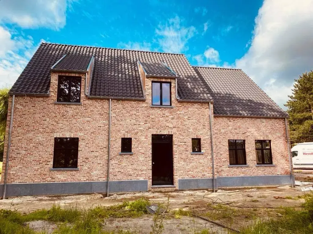 Detail van de houtverbindingen in het afrormosia-schrijnwerk