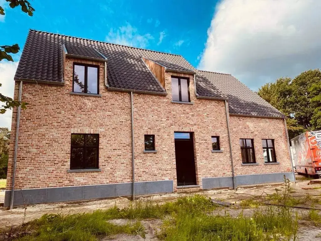 Afgewerkt timmerwerk in afrormosia aan de dakconstructie