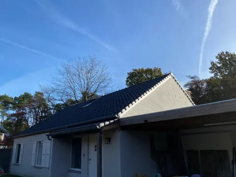 Herstelling en vernieuwing van een verouderd hellend dak, voor en na